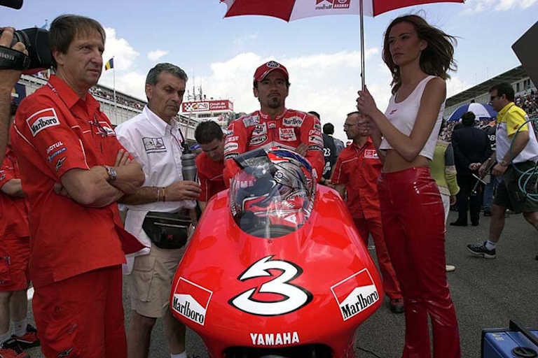 Max Biaggi 2001 am Startplatz in Barcelona; ganz links Chefmechaniker Fiorenzo Fanali