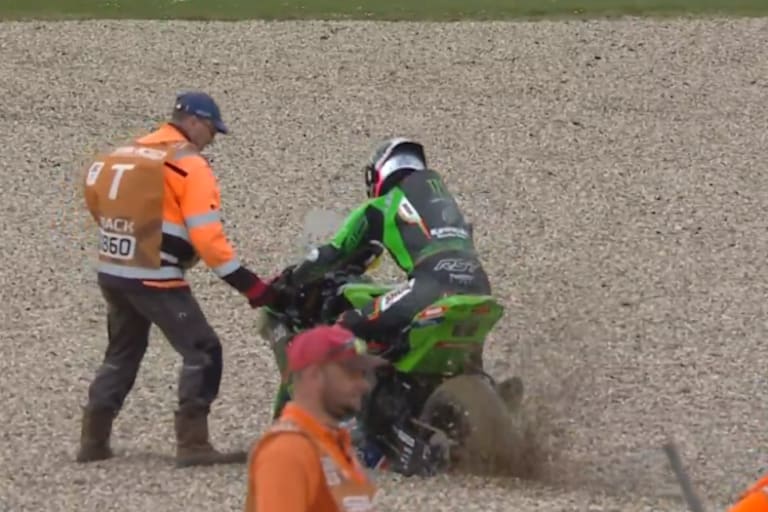 Dann grub Alex Lowes seine Kawasaki tief im Kies ein