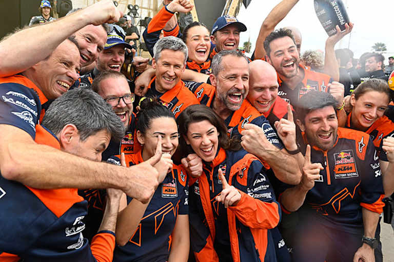 Tex Geissler (rechts neben Brad Binder) sprach vielen Kollegen aus dem Herzen