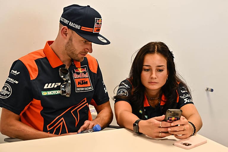 Brad Binder mit Sarah Kinrade von der KTM-Communications-Abteilung