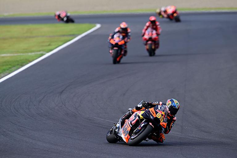 In der Anfangsphase: Brad Binder (33) liegt bereits vor Miller und Bagnaia und mach Jagd auf Jorge Martin