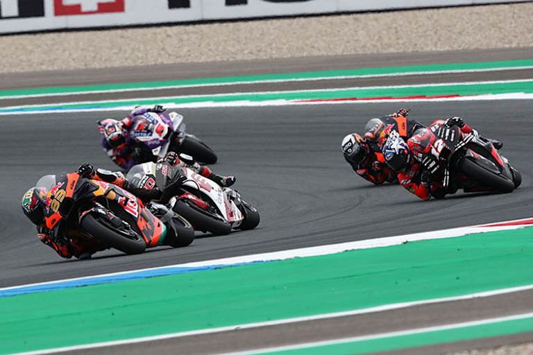 Harte Fights: Brad Binder (33) voir Nakagami (30), Viñales (12), Oliveira und Zarco