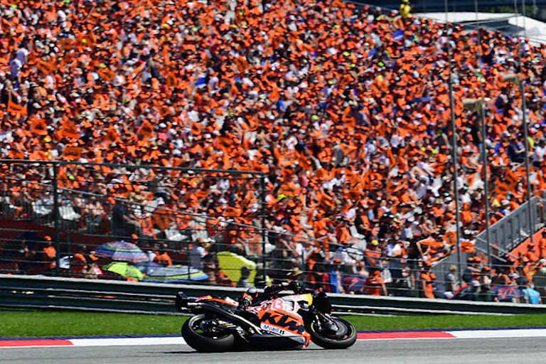 Brad Binder vor der KTM-Tribüne