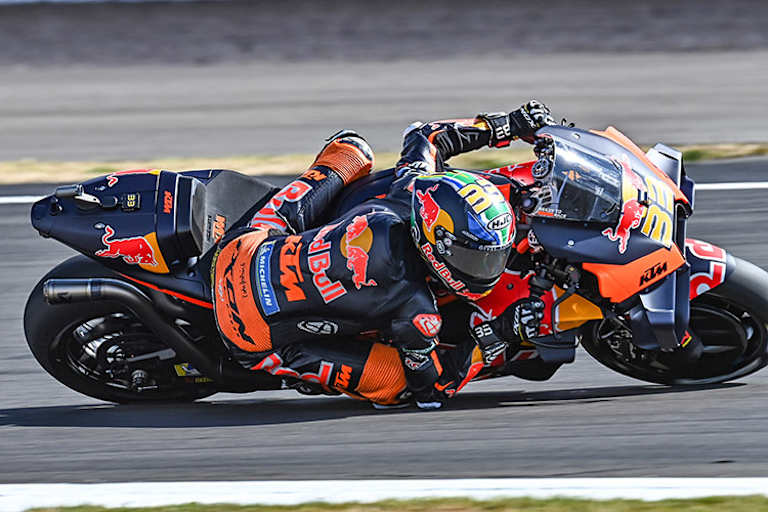 Brad Binder mit der neuen Auspuffanlage in Silverstone