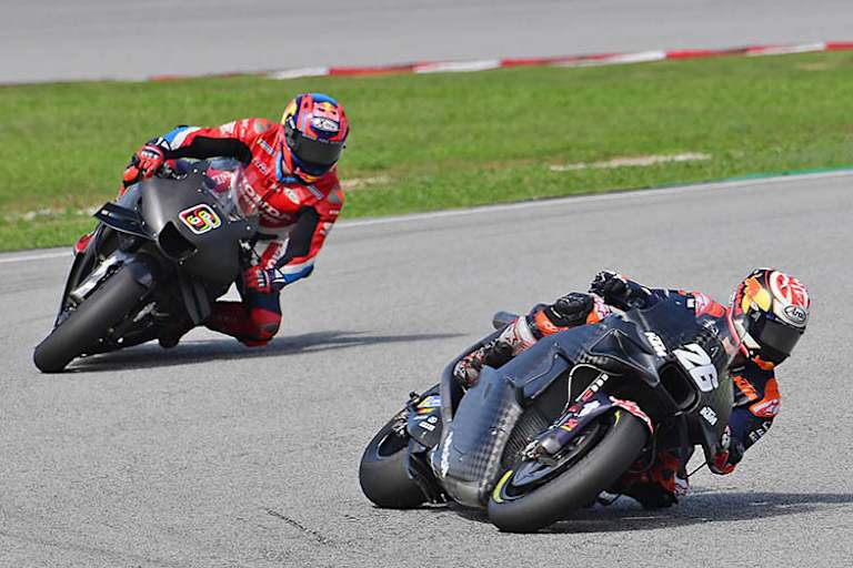 Sepang-Test 2023: Stefan Bradl hinter seinem Testfahrer-Kollegen Dani Pedosa (KTM)