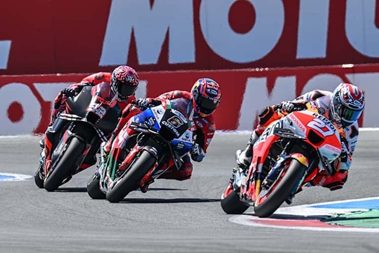 In der Schikane vor Start/Ziel: Lecuona (27) vor Bradl (6) und Savadori