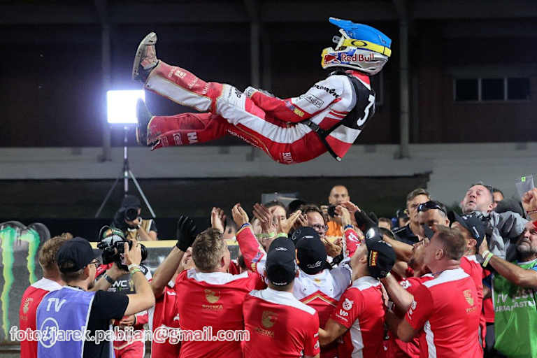 So feierte das polnische Team Maciej Janowski