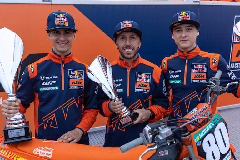 Antonio Cairoli mit seinen beiden Schützlingen Andrea Adamo und Liam Everts