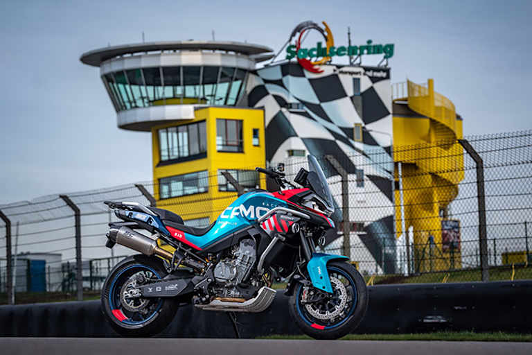 Die neue CFMOTO MT800 SPORT R wird im Team-Design am Sachsenring zu sehen sein