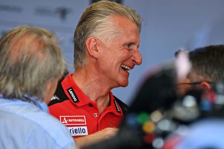 Paolo Ciabatti im Gespräch mit Bastianini-Manager Pernat (links)