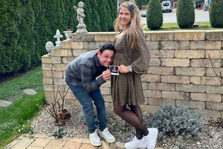 Im April 2023: Sandro Cortese mit der schwangeren Alina