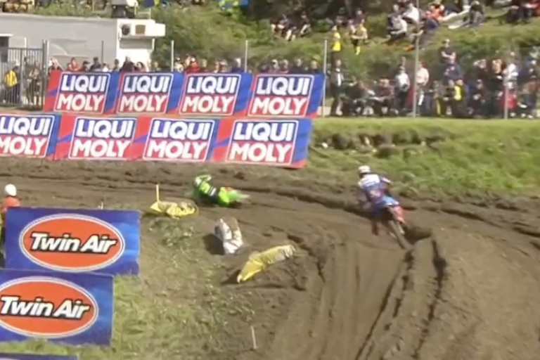 Die entscheidende Szene des ersten Laufs, Febvre stürzt in Führung liegend, Prado geht vorbei