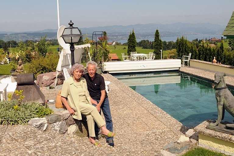 Tilde und Luigi Taveri vor ihrem Haus in Samstagern