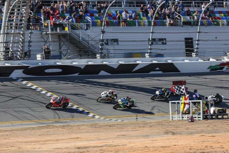 Zieleinlauf beim Daytona 200: Herrin vor Hayes und Paasch, der noch eine Strafe aufgebrummt bekam