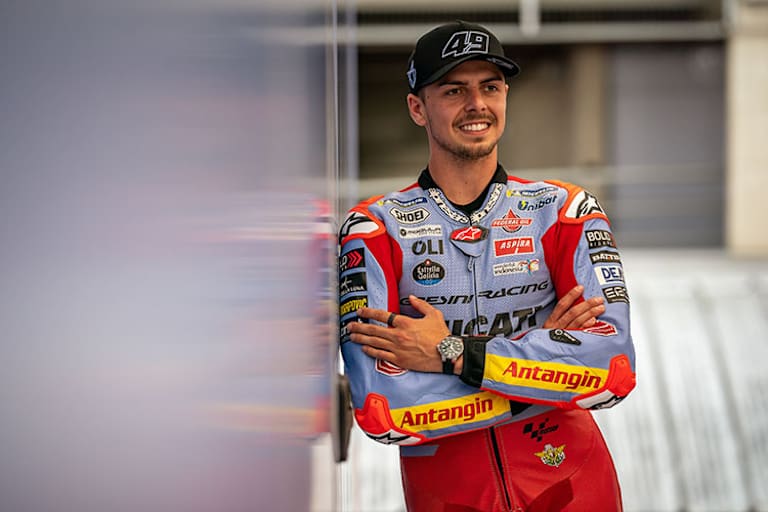 Fabio Di Giannantonio posierte am Donnerstag im Paddock mit dem Estrella-Galicia-Logo