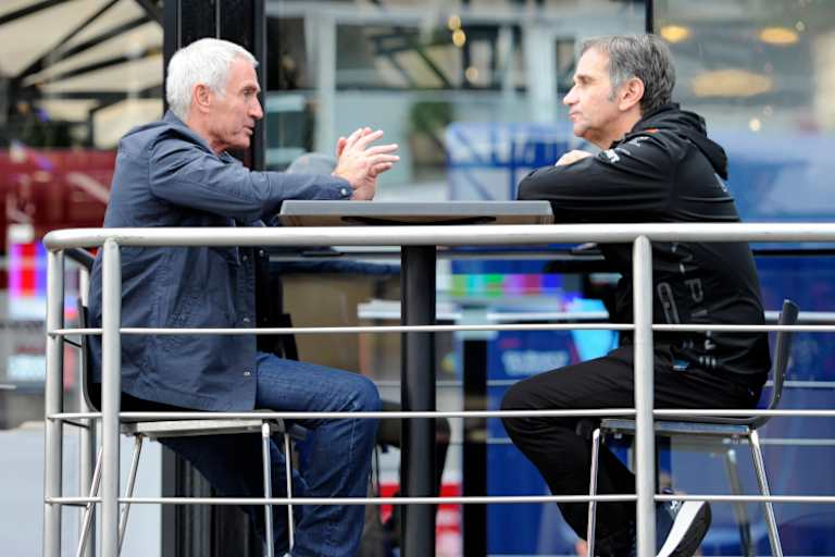 Jack Doohan im Gespräch mit Davide Brivio, Sportdirektor bei Alpine