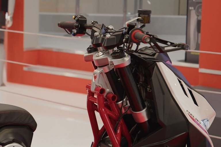 Der neue Gitterrohrrahmen musste um einen Lenkkopf für die Teleskopgabel erweitert werden