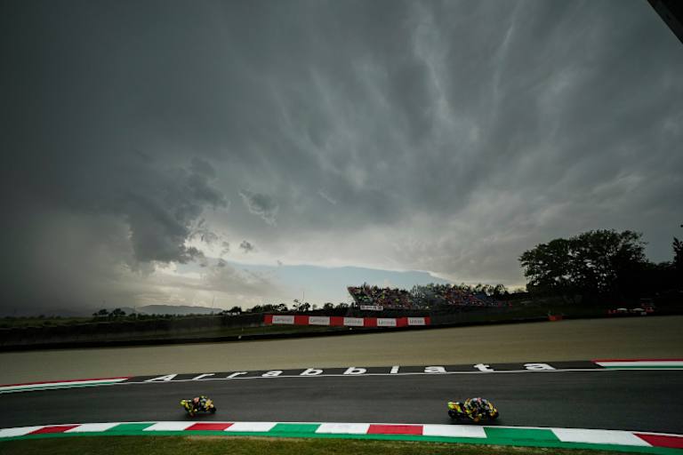 Die VR46-Fahrer Marini und Bezzecchi vor der diesjährigen tristen Mugello-Kulisse