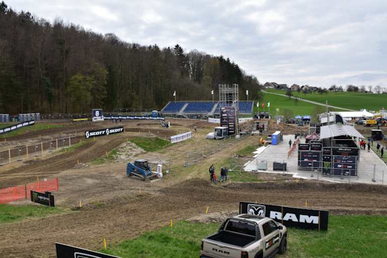 Die Tribünen bieten ingesamt 2400 Plätze