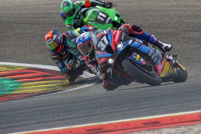 Das BMW-Werksteam steht unter anderen mit Markus Reiterberger auf dem Podium