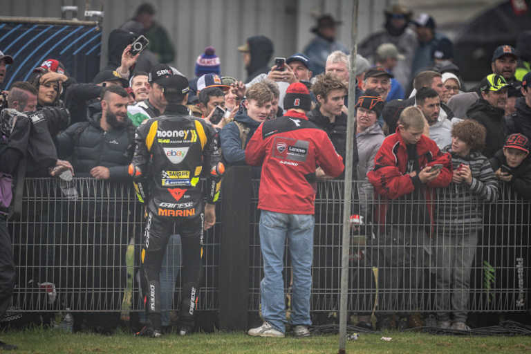 Luca Marini, Pecco Bagnaia und Co. vertrösten die Fans mit Autogrammen und Selfies