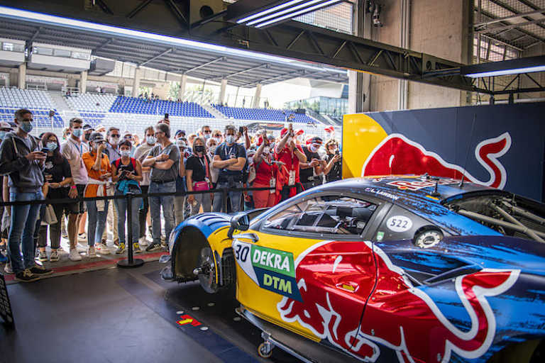Beim Pitwalk bekommen die Fans Einblick in die Arbeit der Mechaniker 