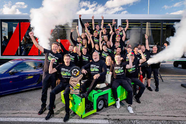  Große Freude bei der Manthey-Mannschaft