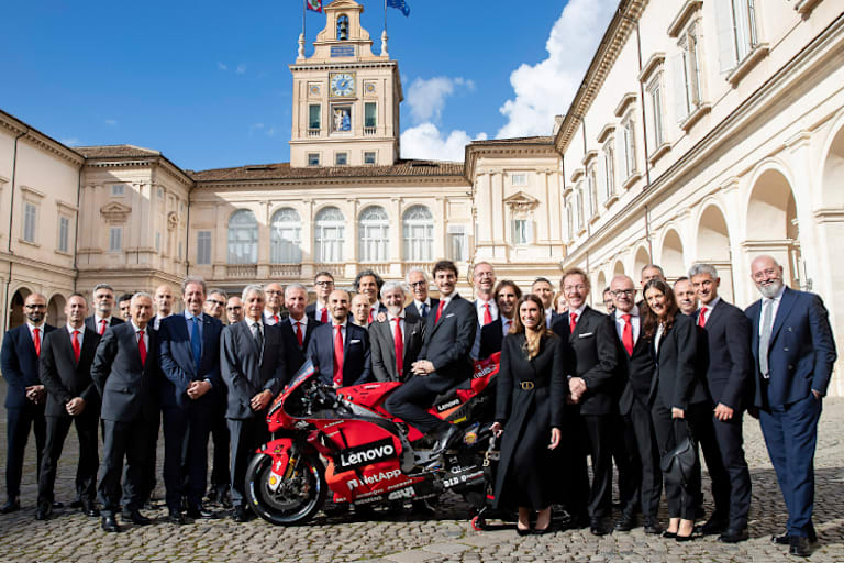 Zeit für ein Gruppenfoto: Bagnaia und Ducati im Innenhof des Quirinale