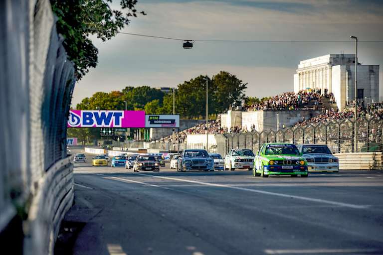 Die zahlreichen Fans werden auf dem Norisring vom Sound der historischen Tourenwagen begeistert