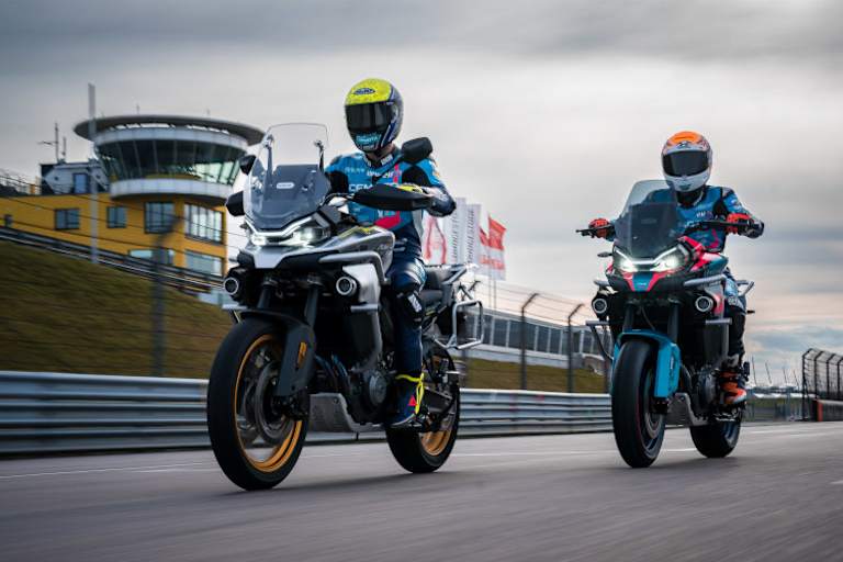Im Rahmen der Teamvorstellung steuerten Artigas und Kelso CFMOTO-Bikes