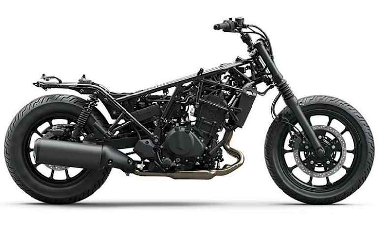 Ein neuer Gitterrohrrahmen mit zwei Federbeinen hinten ermöglicht eine niedrige Sitzhöhe