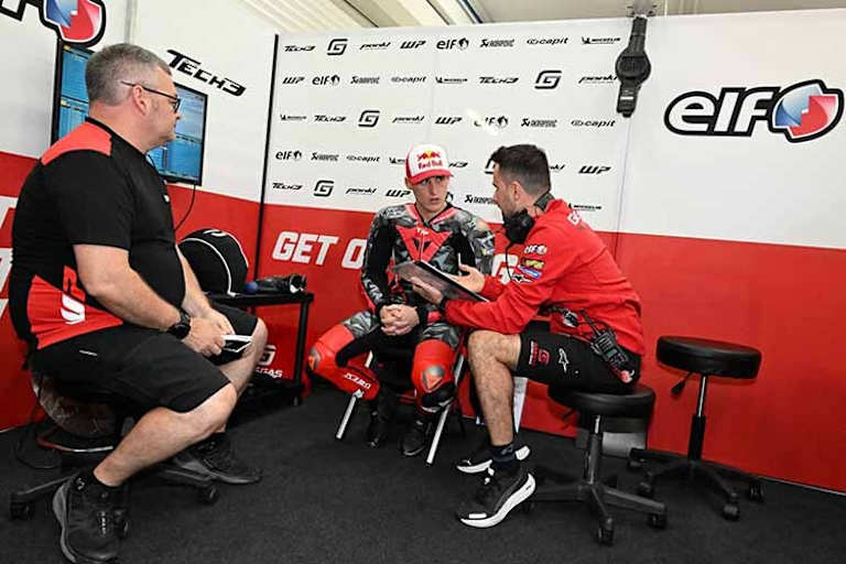 Pol Espargaró in der GASGAS Tech3-Box