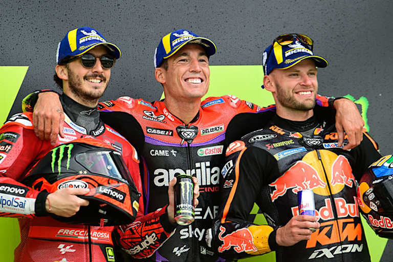 Das Trio auf dem Podest: Sieger Aleix Espargaró mit Pecco Bagnaia und Brad Binder