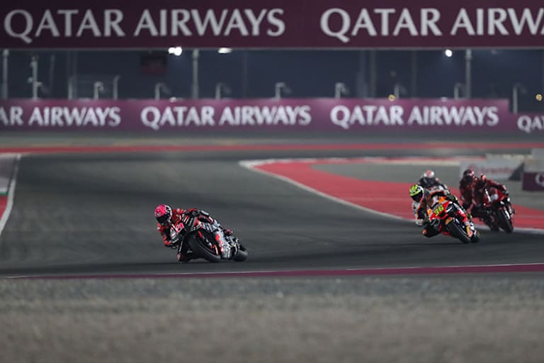 Im Rennen: Aleix Espargaró (41) vor Joan Mir (36) und Pol Espargaró, dahinter Augusto Fernández