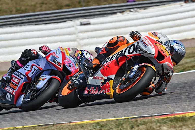 Im Rennen: Pol Espargaró (44) hielt sich anfangs vor Enea Bastianini (23)