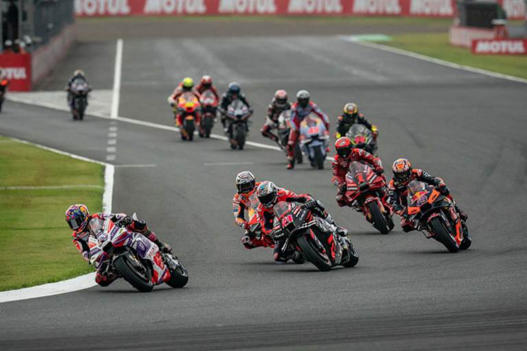 Nach dem Bike-Wechsel stürmte der ganze Pulk gemeinsam zurück auf die nasse Piste
