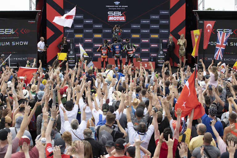 In der Paddock-Show herrschte Stimmung wie in einem Rockkonzert