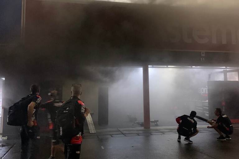 Auch in der benachbarten Aprilia-Box qualmte es gewaltig