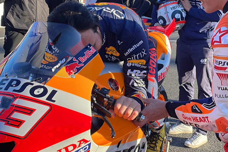 Die Sitzposition muss stimmen: Auch Perez erhält eine Einschulung von Márquez