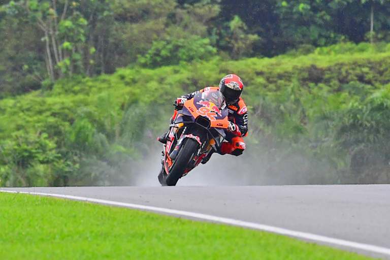 Jonas Folger auf nasser Strecke am Montagvormittag