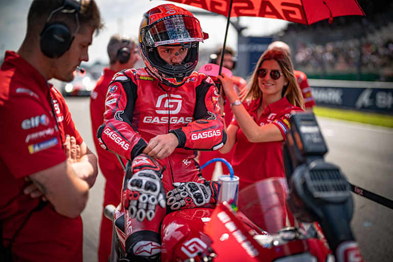 Jonas Folger am Grid mit Mathilde Poncharal