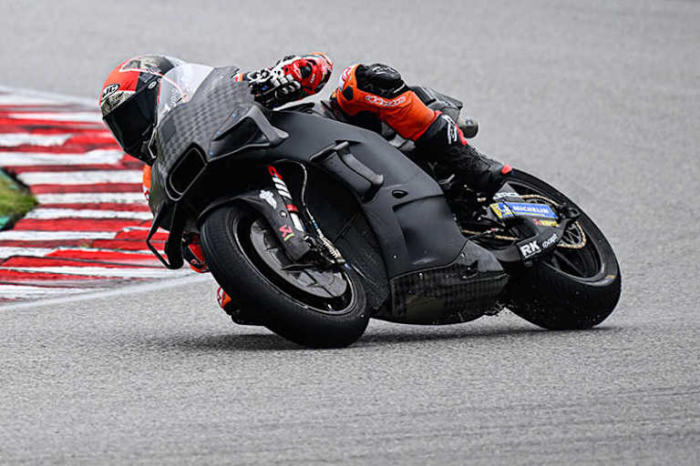 Jonas Folger auf der schwarzen GASGAS RC16 von Pol Espargaró
