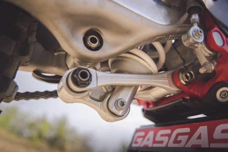 Neuer Rahmen mit vorderen Streben aus Aluminium, die den Kühler umschliessen