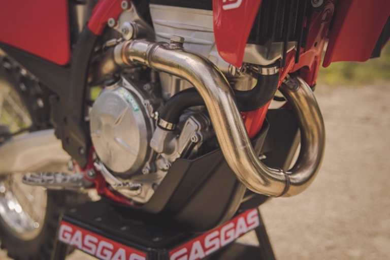 Auch die Auspuffendkappe, die zuvor manchmal Ärger machte, wurde geändert