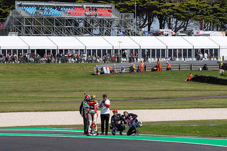 Phillip Island: Riding Coach Nico Terol verkleidete sich als Doppelgänger von Weltmeister Izan Guevara