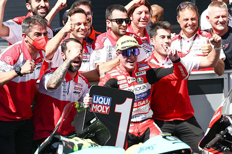 Jubel bei Izan Guevara und dem GASGAS Aspar Team