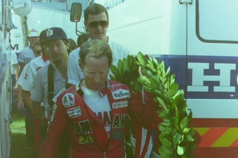 Verfolgungsjagd der anderen Art: Paolo Scalera und Günther Wiesinger folgen Kenny Roberts, um ihn zu befragen