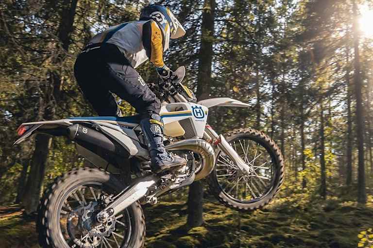 Husqvarna TE300 Heritage: Moderne Waldmaschine im Retro-Look 