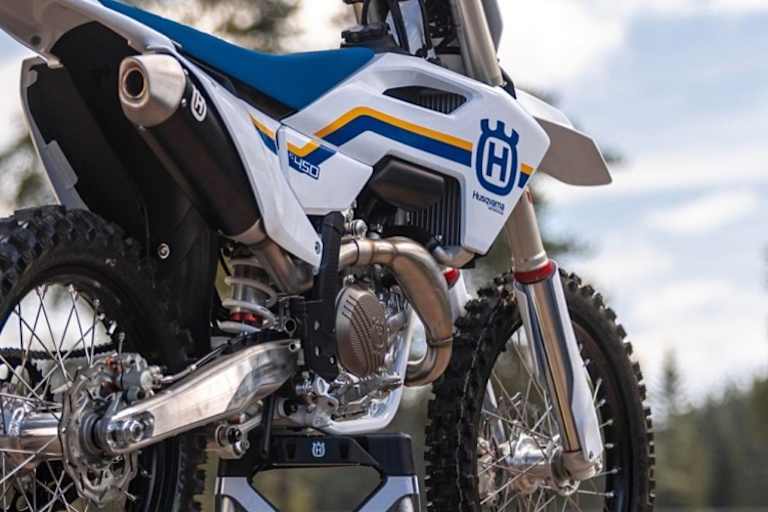 Die schwedischen Landesfarben Gelb und Blau auf weissem Grund - nur Kleingeister mäkeln, dass die Husqvarnas heute in Österreich gebaut werden