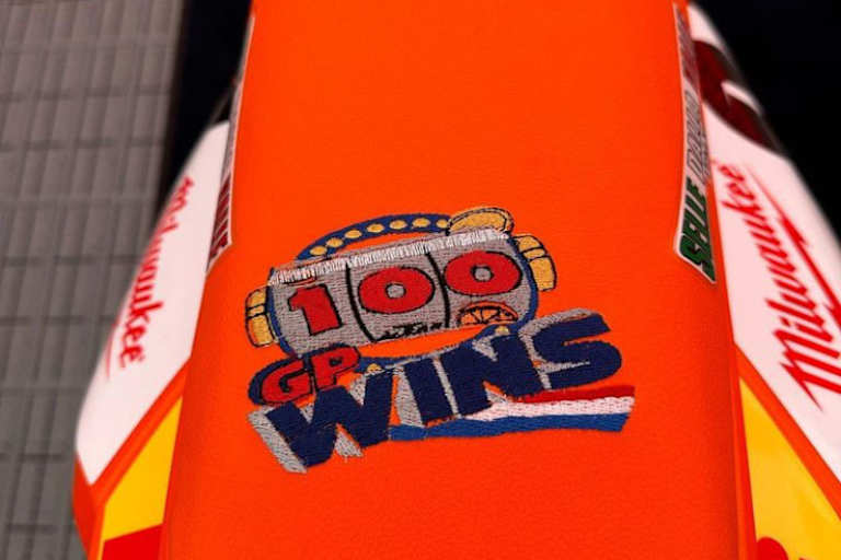 Auch auf der Sitzbank sind die «100 GP wins» nicht zu übersehen